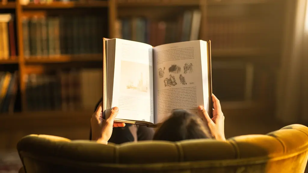 Personne consultant un livre ancien relié cuir dans un salon chaleureux